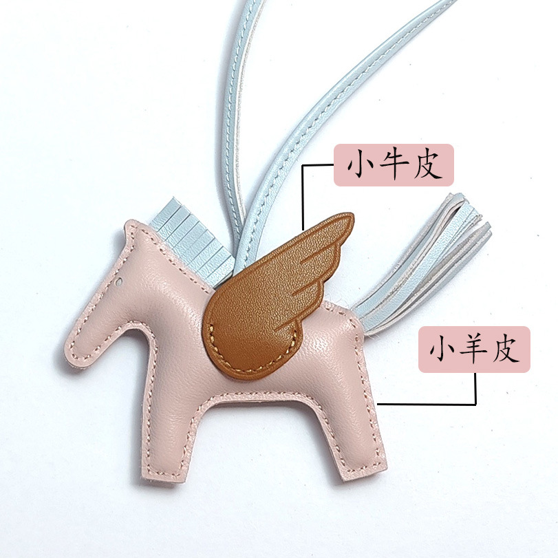 Cute Angel Little Pegasus Colgante Pit Edition H Home Colgante de bolso de caballo cosido a mano Colgante de cuero de oveja Llavero Colgante