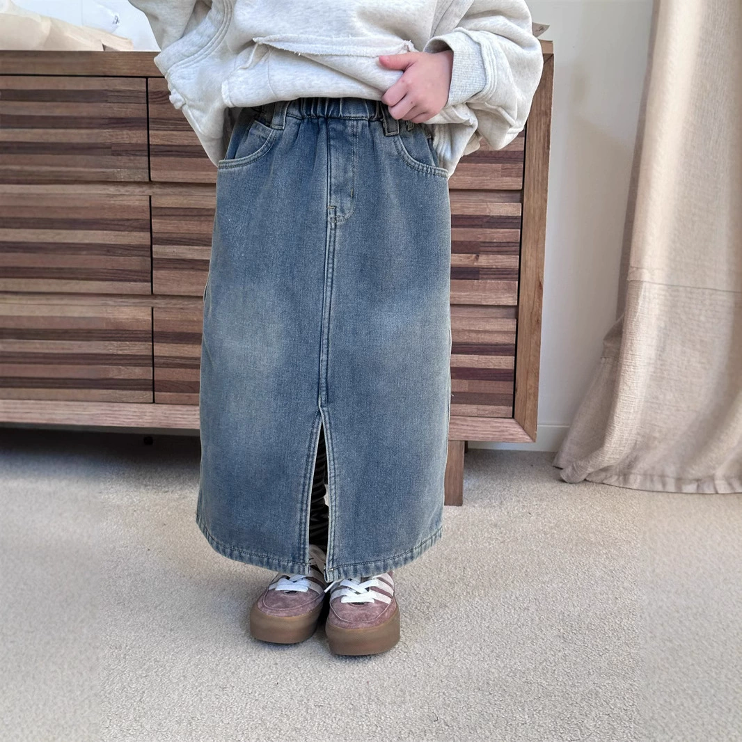 Новая зимняя джинсовая юбка в корейском винтажном стиле для девочек, универсальная, с эффектом потертости, на флисовой подкладке, трендовая, 2025 год