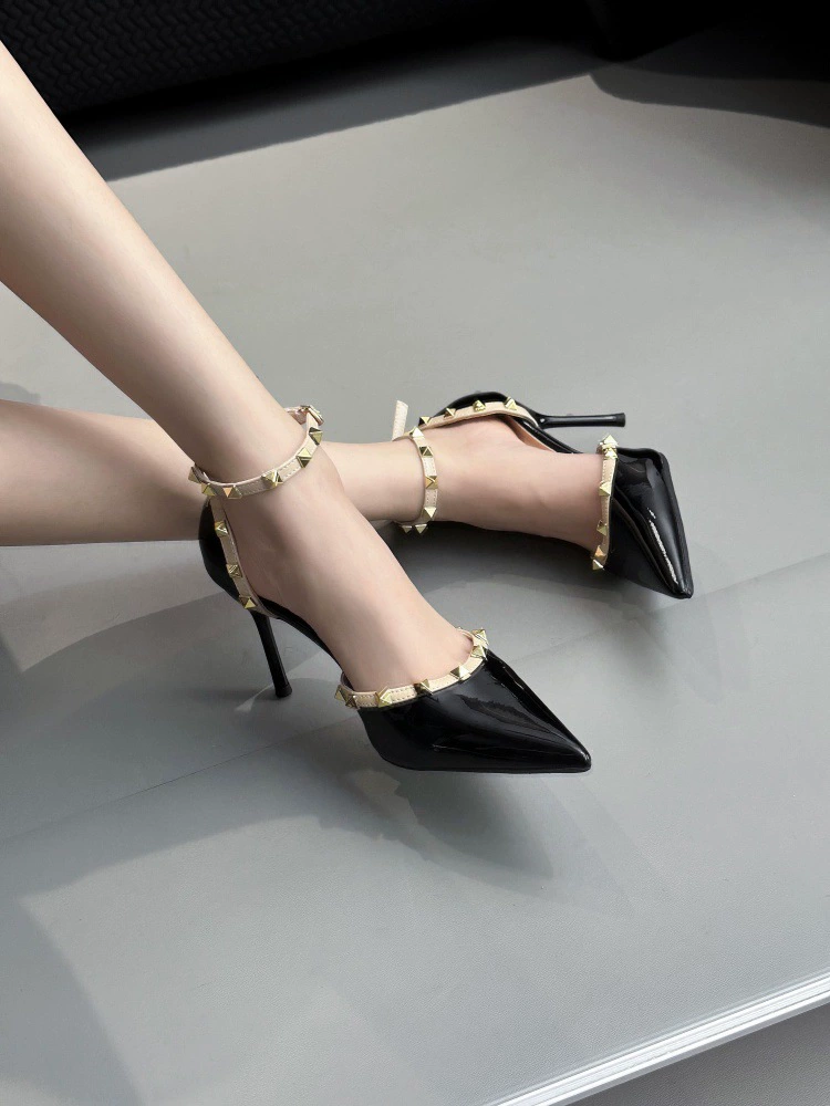 Женские элитные чёрные лакированные босоножки на высоком каблуке-шпильке с заострённым носком, версия из овчины ~ 2025, новые французские заклёпки.