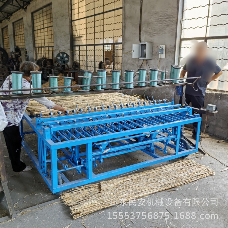 Adjustable thin and thick straw curtain machine