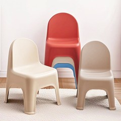 プラスチック製の家庭用椅子、小さなベンチ、子供用背もたれ椅子、厚みのあるソファ、コーヒーテーブル、低いスツール、大人のリビングルームの小さなスツール