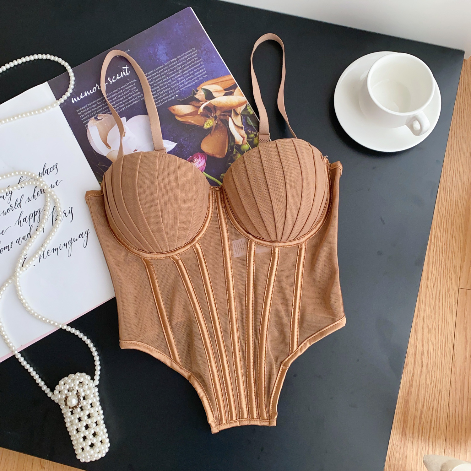Top senza spalline da donna con seducente design a spina di pesce, imbottitura, pieghe, silhouette aderente, intimo versatile, pigiama_voghion.com