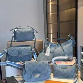 驴家包包高级质感软皮通勤小包单肩斜挎包时尚气质亮面饺子包女