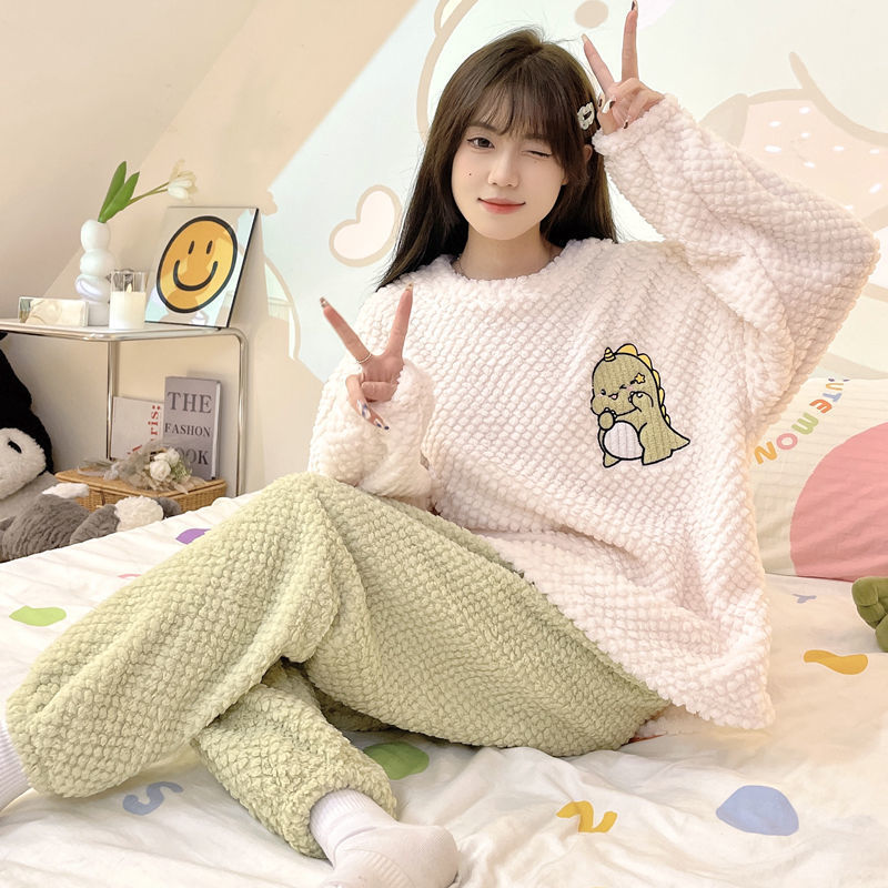 パジャマの女性の秋冬の珊瑚の絨毯は厚くて暖かいです。|undefined