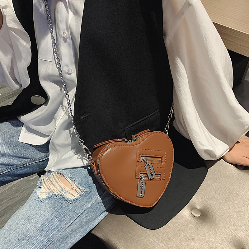 Dulce y fresco bolso de cadena de chica caliente 2025 verano nuevo bolso femenino personalidad estilo motocicleta bolso de hombro moda amor bolso de mensajero