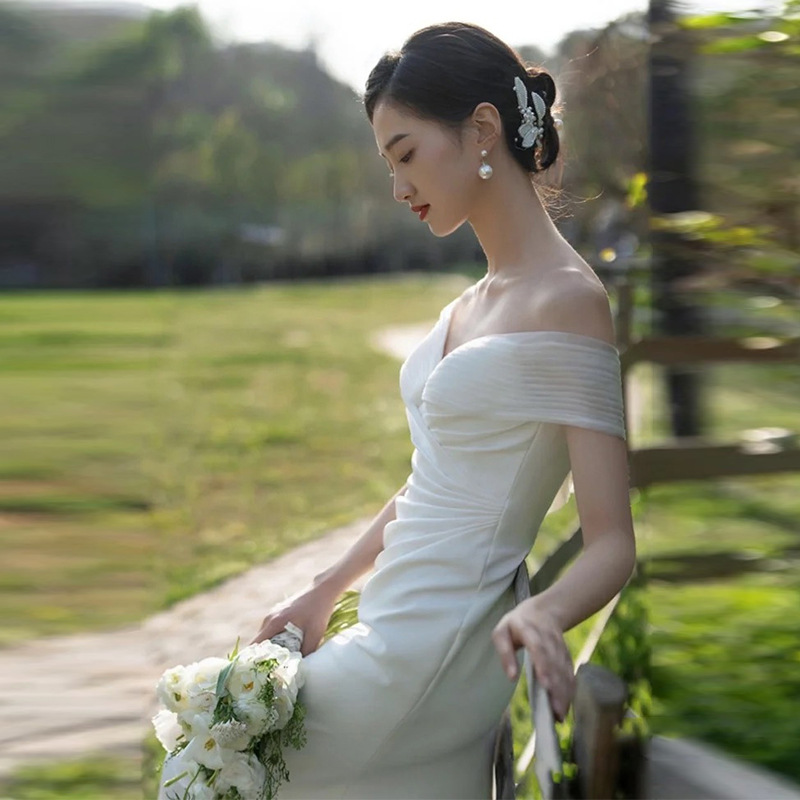 Fishtail luz vestido de novia Super Hada Mori al aire libre boda novia bienvenida puerta hilo simple satén fuera del hombro vestido de noche