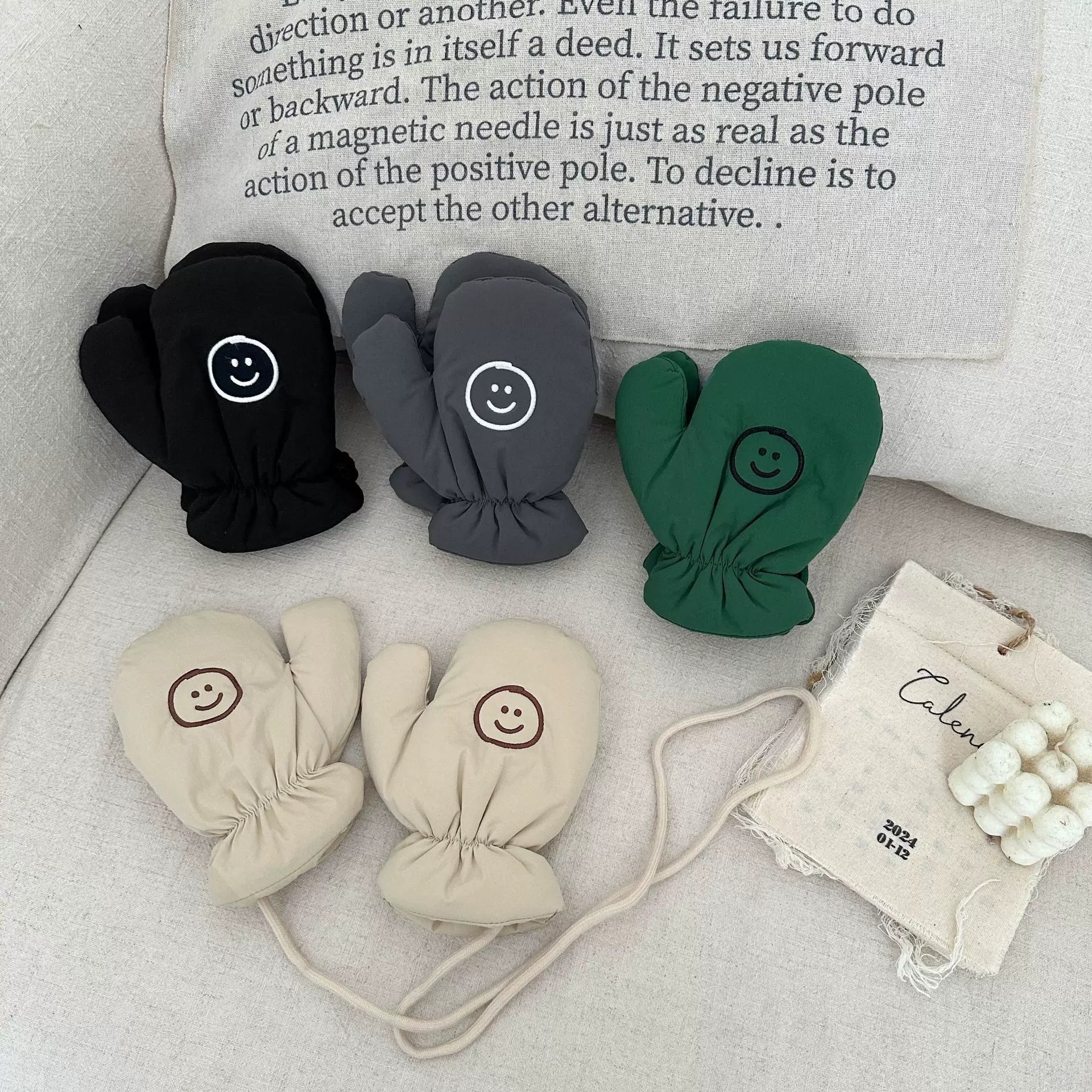 儿童手套冬季可爱笑脸滑雪手套男女童防风防水宝宝保暖手套