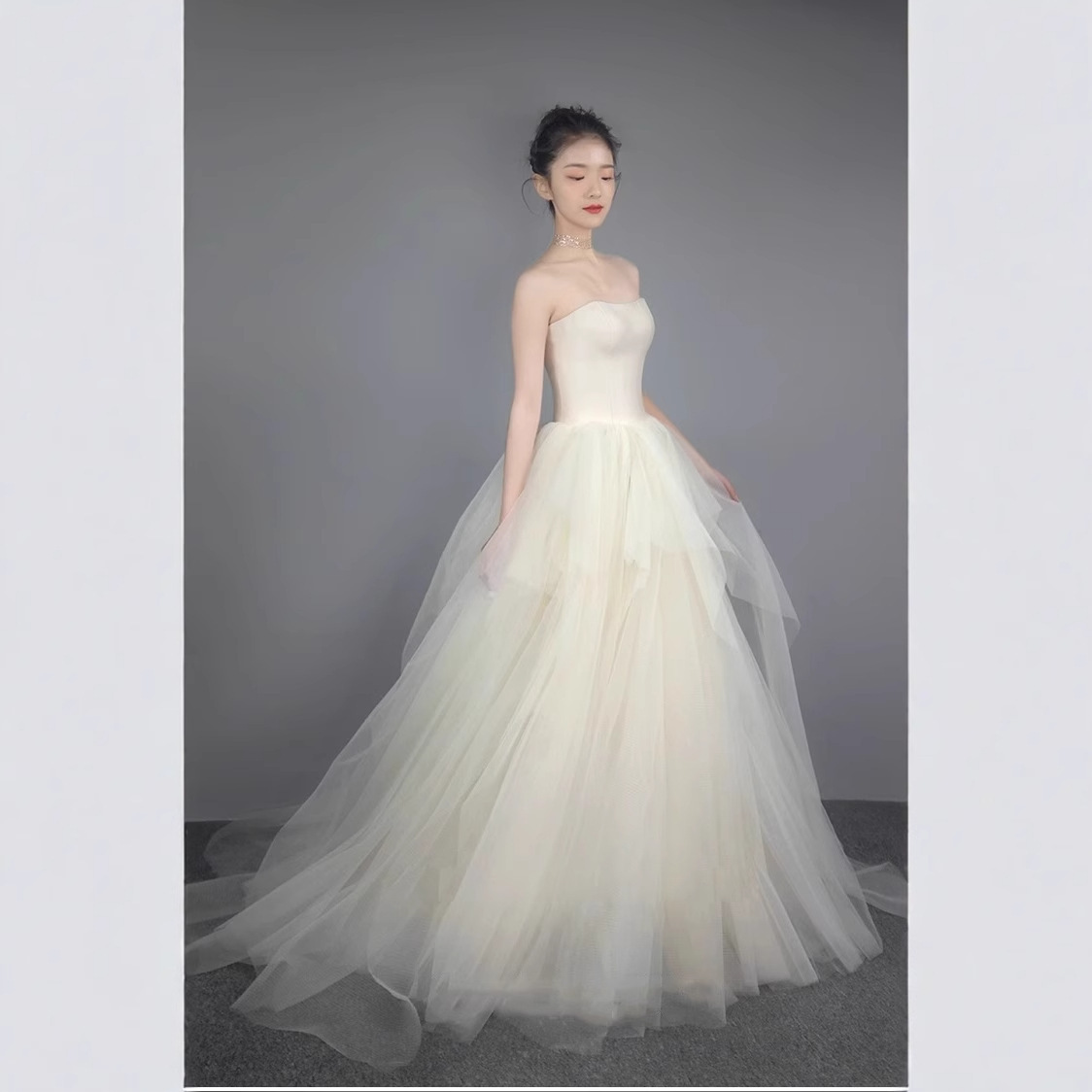 Vestido de boda de satén francés blanco de pecho de verano nuevo vestido de princesa de estilo de estilo de estilo de primavera atmósfera simple vestido de examen de arte
