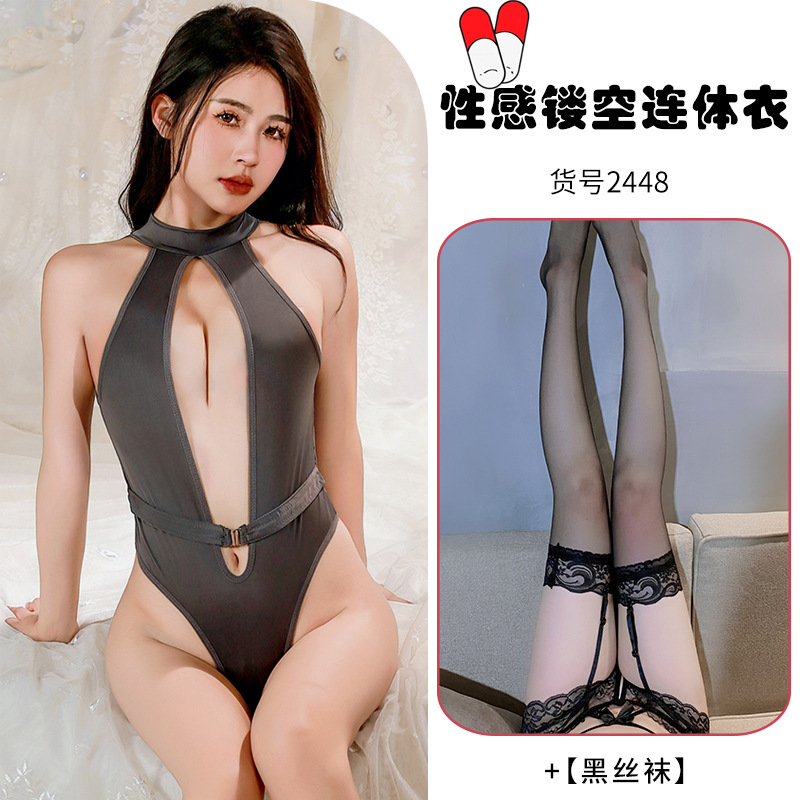 회색 점프수트 + 검정색 스타킹
