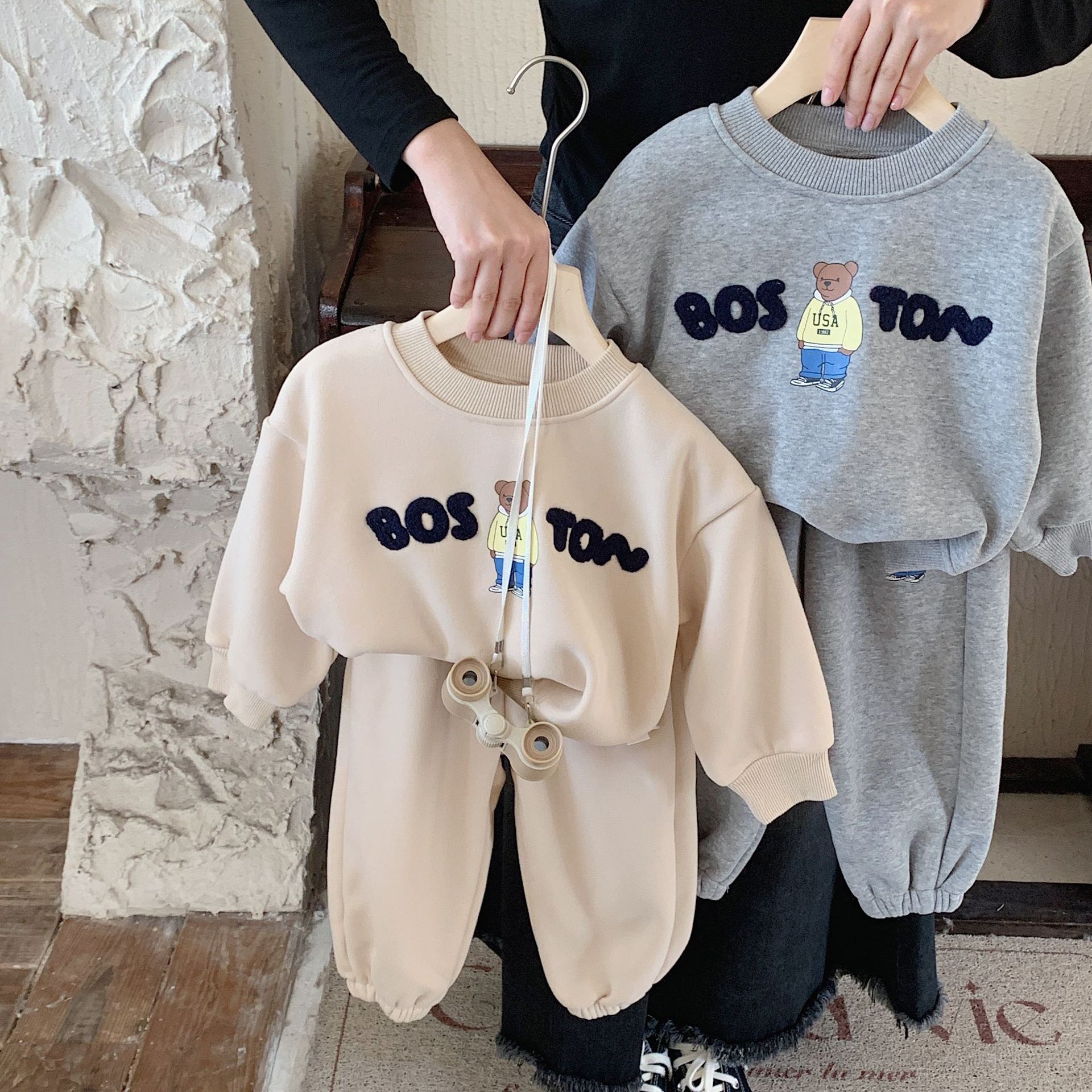 Children's 2023 Bangcheng Winter Edition Korean Boys' Towel Embroidered Little Bear Plush Sweater Two Piece Set Fashion_voghion.com
