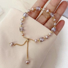 女性用ピンクの特別な形のバロックブレスレット、甘くて多用途なニッチデザイン、軽い高級感のあるハイエンドのハンドジュエリー