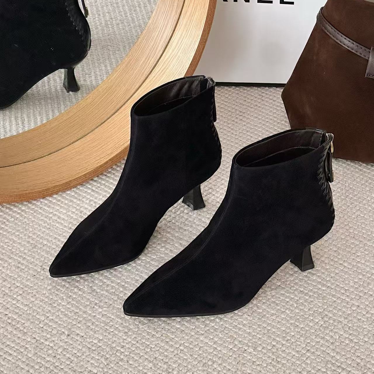 Boot nữ mũi nhọn gót cao dây kéo bên da — Màu đen