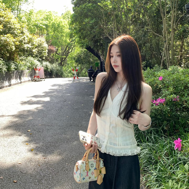 Pure Desire Style Lace-Trimmed White V-Neck Halter Top for Women, Summer Niche Design, Waist-Cinching Sleeveless Camisole