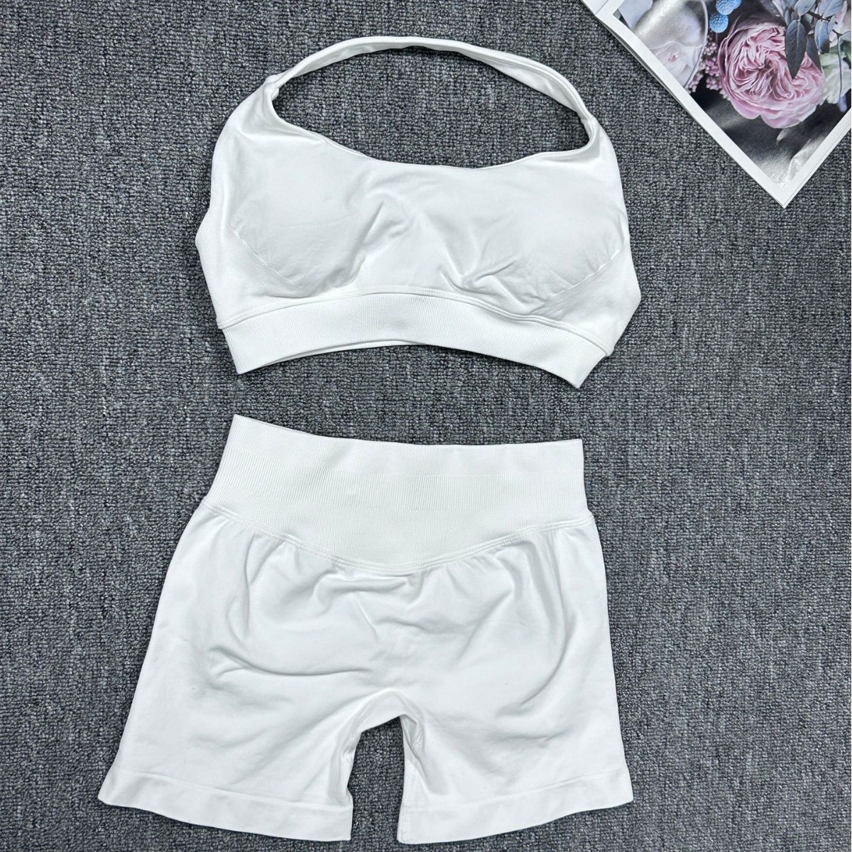 Damen-Sportshorts in Unifarbe mit Neckholder, Trägern, neu, für Yoga und Fitness, mit integrierten BH-Einlagen_voghion.com