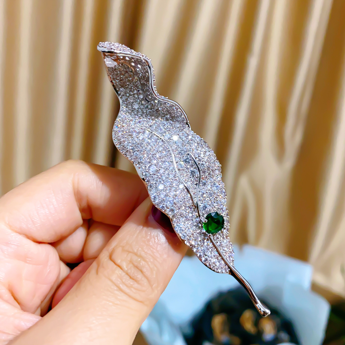 Luxury High Jewelry Design Sense Heavy Industry Inlaid Emerald Gem Leaf Brooch Brilliant Evening Dress Suit