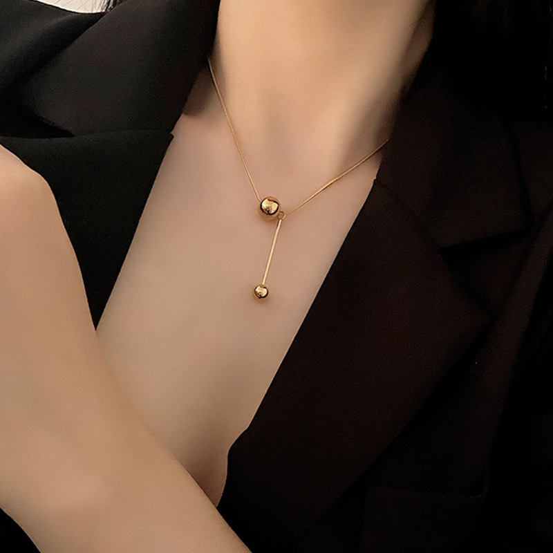 Runde Halskette aus goldenem Titanstahl, neues Modell 2024, leichte Luxus-Schlüsselbeinkette für Damen mit Wunscherfüllungs-Design_voghion.com