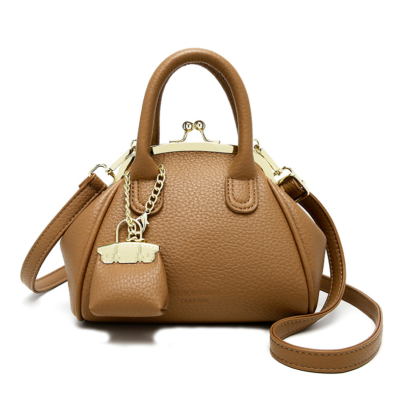 Venta al por mayor primavera y verano nuevo estilo bolso femenino retro bolso de clip bolso de mano moda todo fósforo bolso pequeño de mensajero de un solo hombro femenino