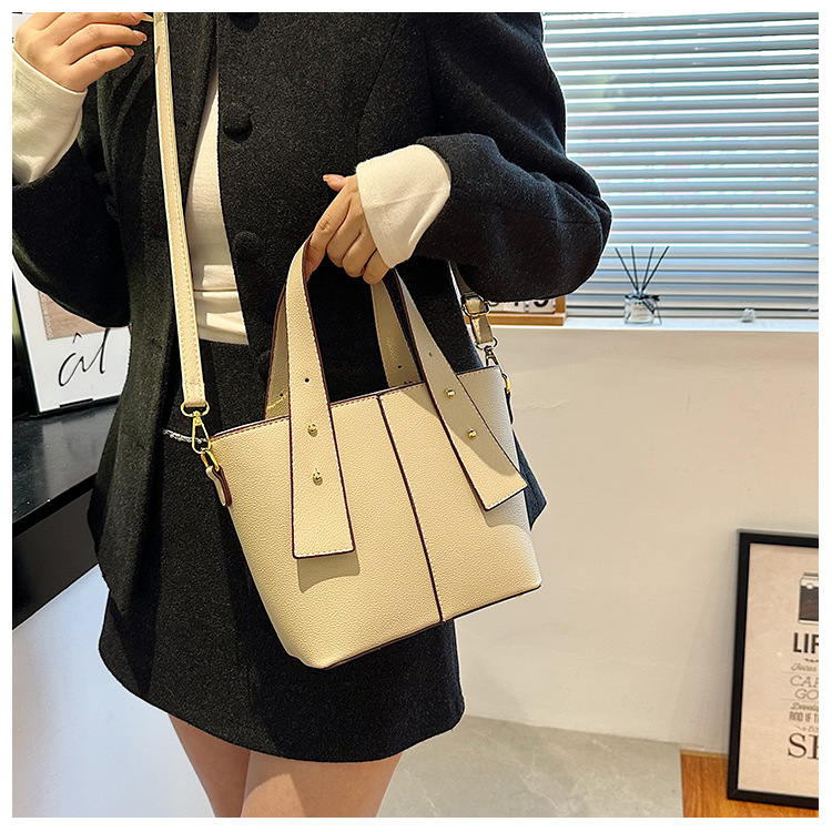 PU Fashionable Handheld Tote Bag With Large Capacity 2023 New High End And Small Mom's One Shoulder Crossbody Small Square Bag_voghion.com