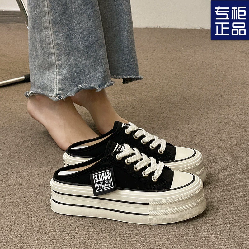 Летние новые тапочки на толстой подошве для увеличения роста, модные универсальные ленивые полуслипоны, стильные повседневные туфли из холста для женщин 2025 года.