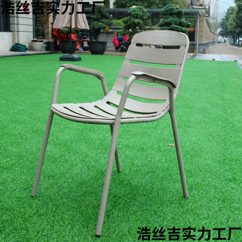 Una silla de resina de tiras horizontales de color champán comienza con dos manos.