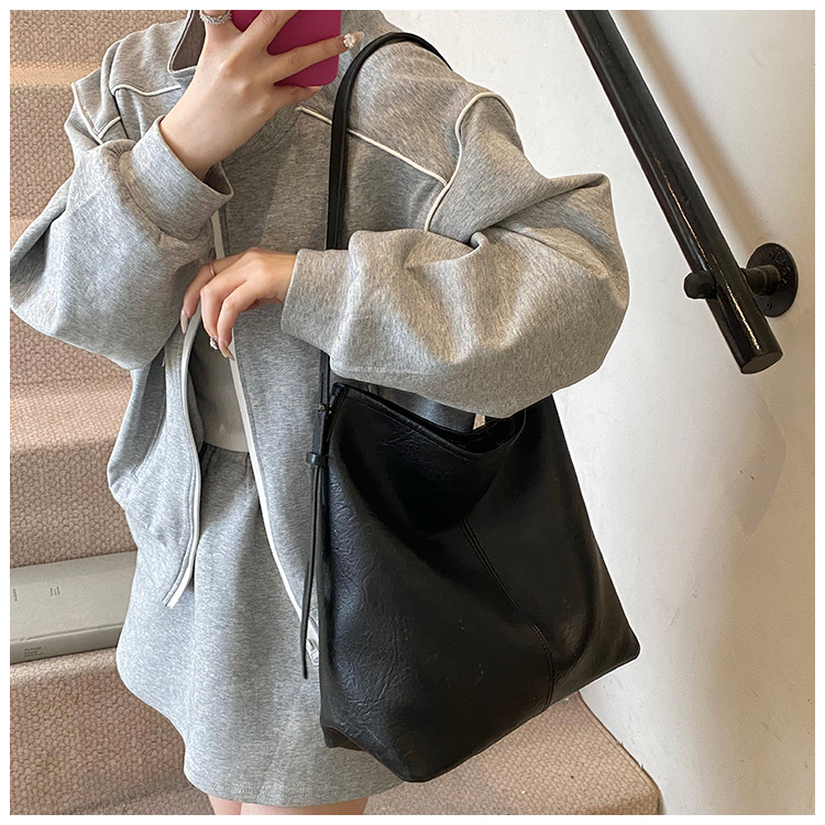 Korean style, retro, large-capacity tote bag for women, new summer 2025, versatile, fashionable, simple and solid color crossbody bag undefined