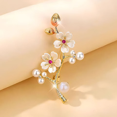 豪華な雰囲気の梅のブローチ高級女性の精巧なファッションの花束のピンの小さい大衆のデザイン感の胸の花の洋服の装飾
