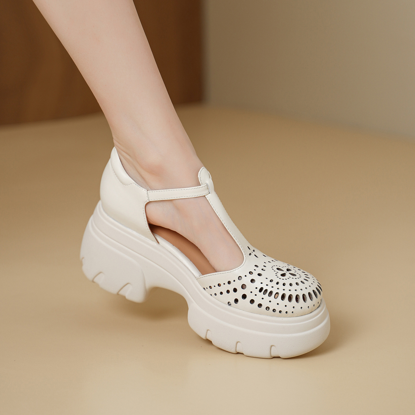 Giày cao gót nữ đế xuồng platform 8 cm, mũi tròn bít, quai chữ T kiểu Mary Jane, họa tiết khoét lỗ thoáng khí — màu đen, màu mơ
