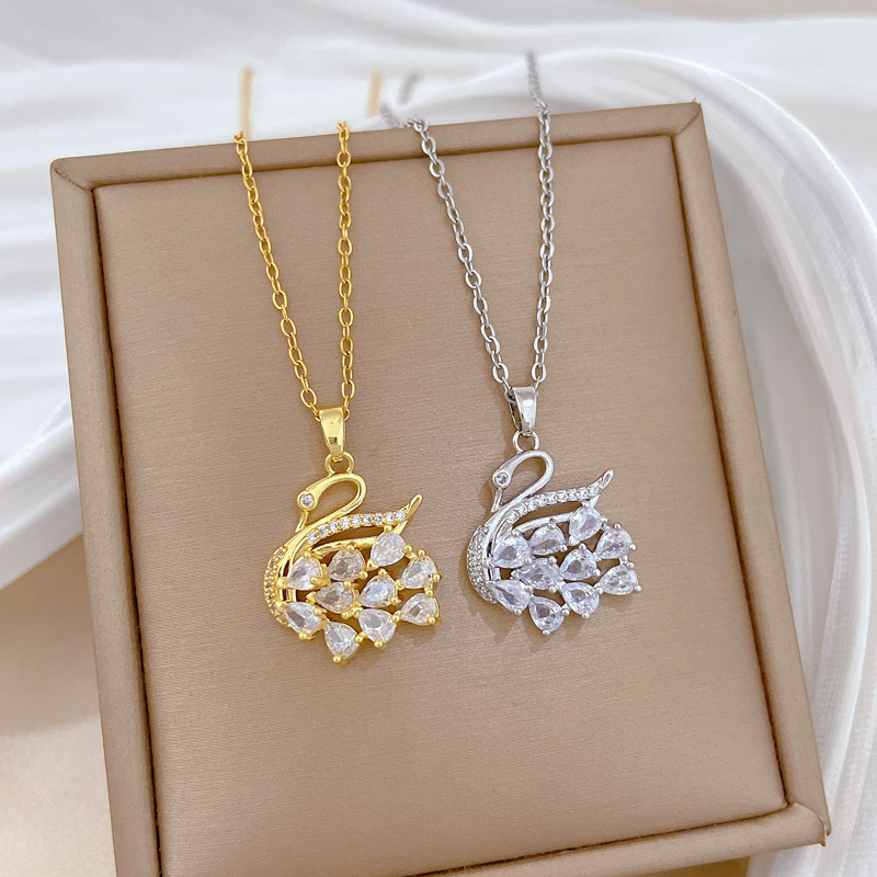 Collana con cigno e cristalli in acciaio titanio per donna_voghion.com