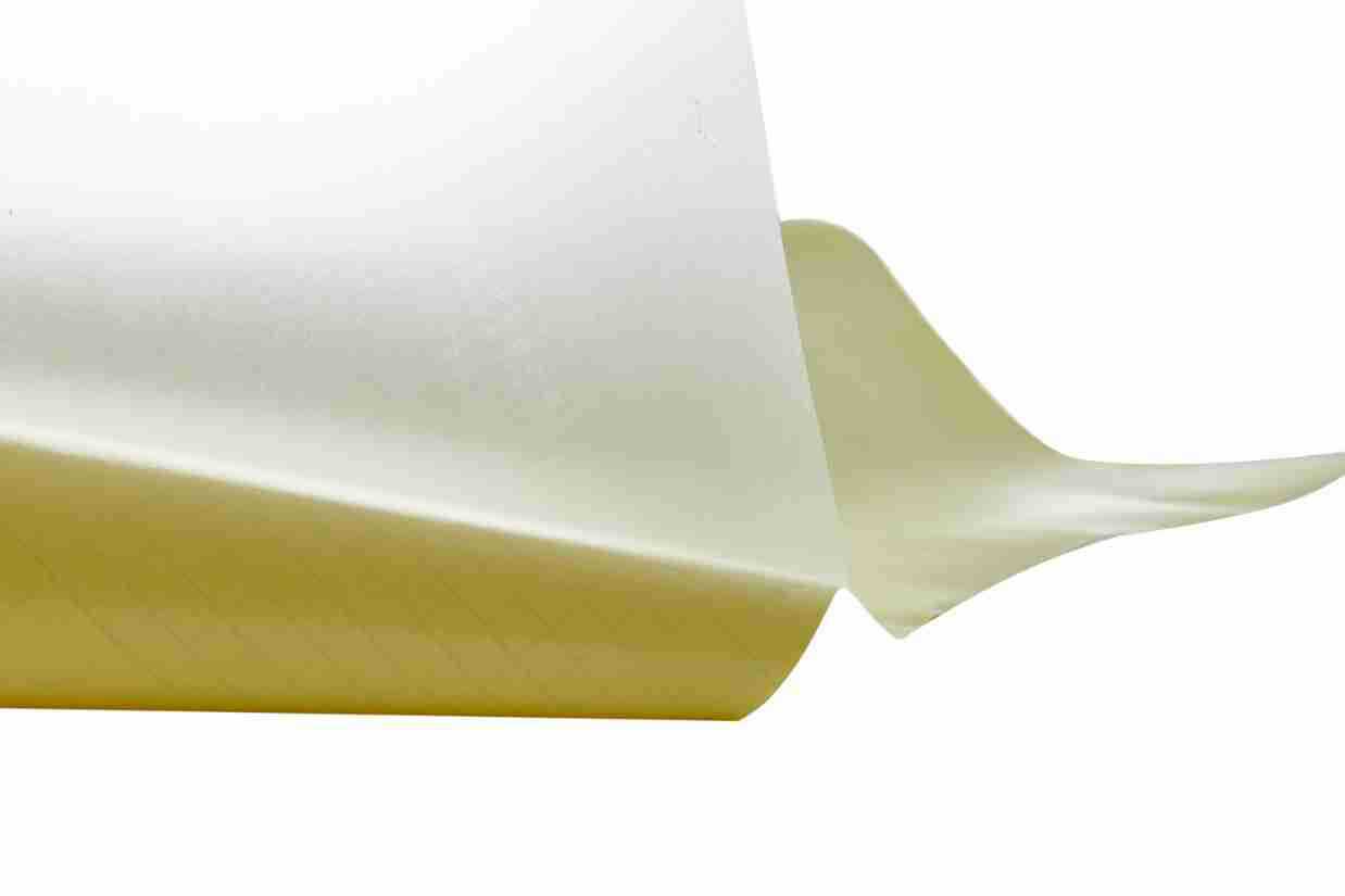 Película de laminación en frío con base amarilla de 108G/M, PVC de 15 micras, pegamento blanco permanente, 48 películas, 82 papel de soporte, película protectora resistente a los arañazos para uso comercial