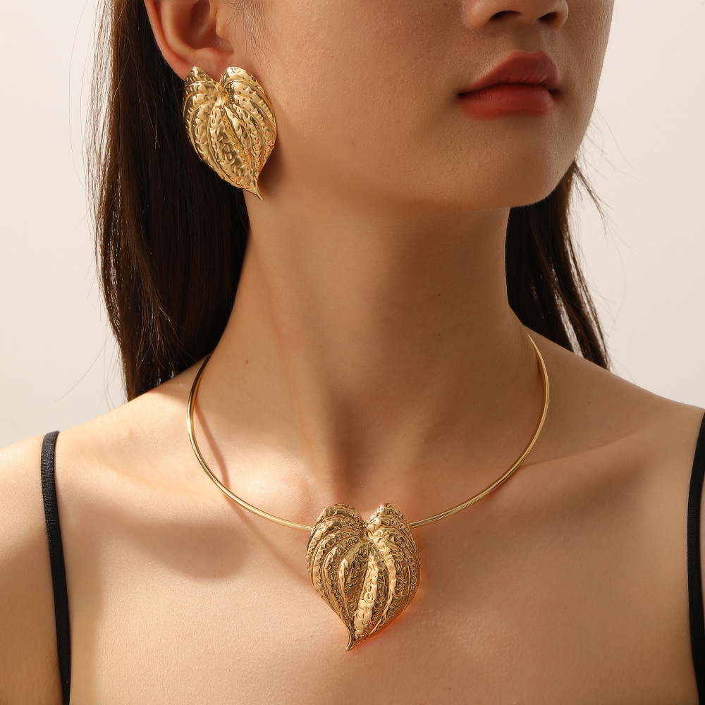 Fashion metal hoja collar perno conjunto simple lujo ligero orejas adornos colgantes de hoja de moda explosión