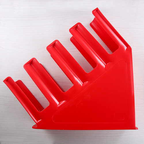 Coffee and milk tea shop takes plastic paper cups and puts disposable cup divider into one-piece take-out cup holder