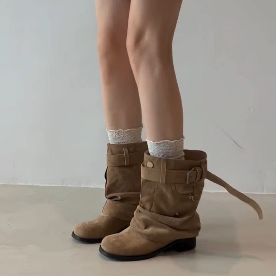 Bốt nữ cổ ngắn da bò mũi vuông thắt lưng khóa xếp nếp tôn dáng — màu kaki