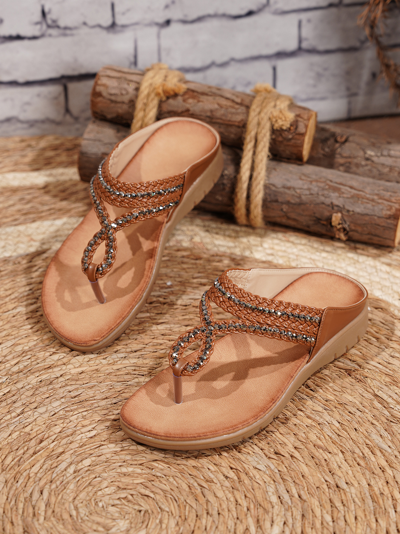 Infradito da donna con suola piatta, con strass e perline, adatte per le vacanze al mare._voghion.com