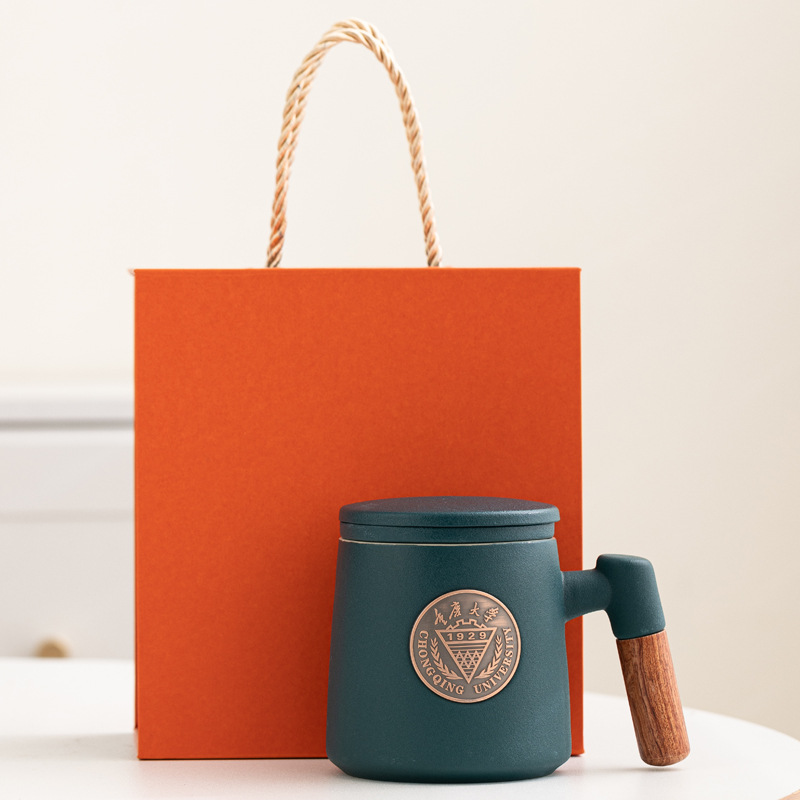 Taza de cerámica famosa escuela taza de filtro taza de marca taza de metal bronce relieve impresión LOGO taza de agua taza con tapa caja de regalo