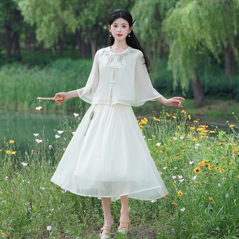 新しい中国風の刺繍入り婦人服、若者向けの改良された漢服のトップスとスカートのスーツ、禅茶芸術の衣装の実物写真|undefined