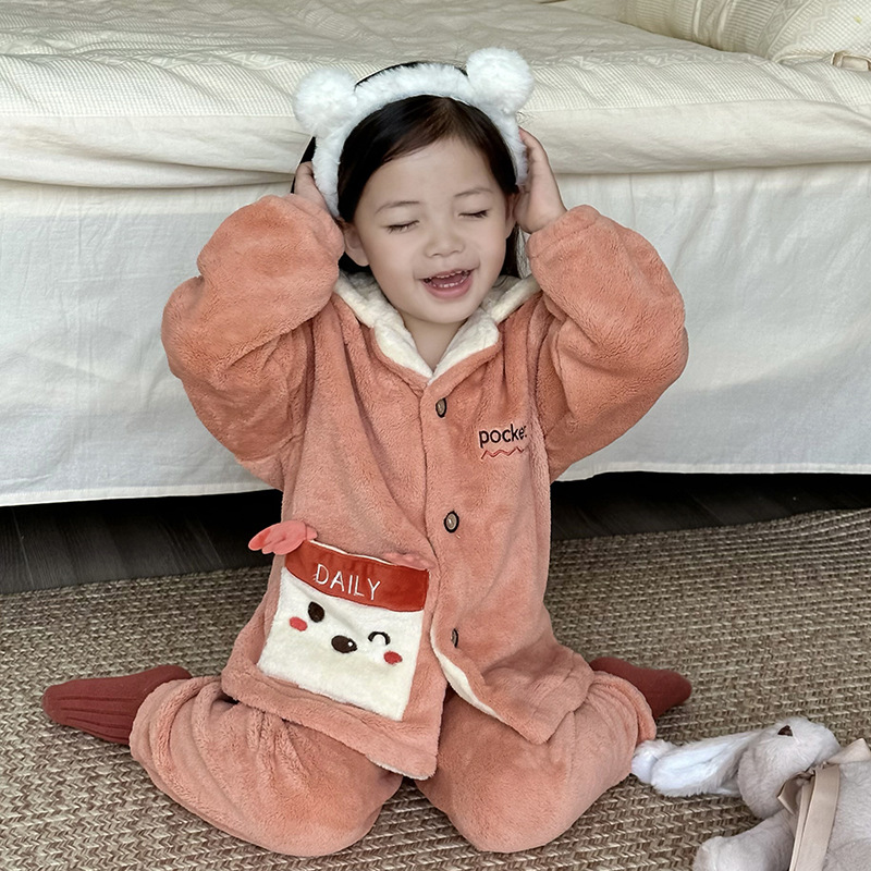 새로운 어린이 플란넬 파자마 가을과 겨울 두꺼운 산호 양털 따뜻한 소년과 소녀 중 큰 어린이 가정 옷 세트