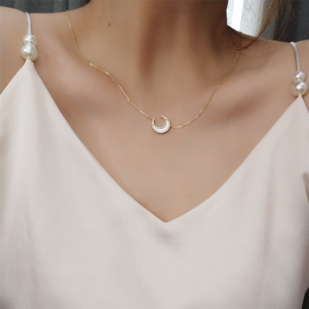 Fritillaria Moon White Simple Gypsophila Crescent Clavicle Alloy Chain display picture 2
