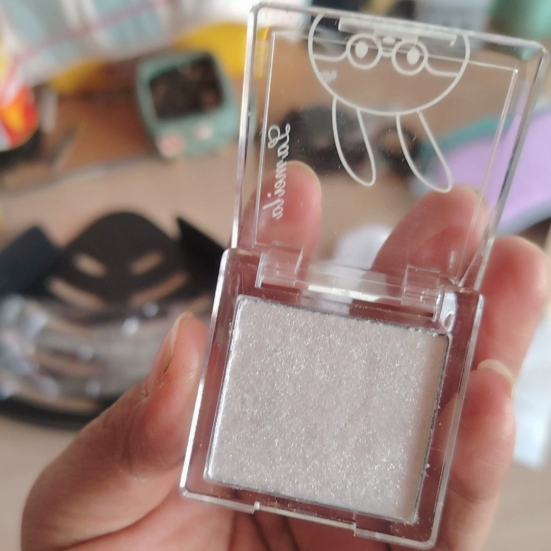 Highlighter, nail sequins, brightening three dimensional contouring palette for face