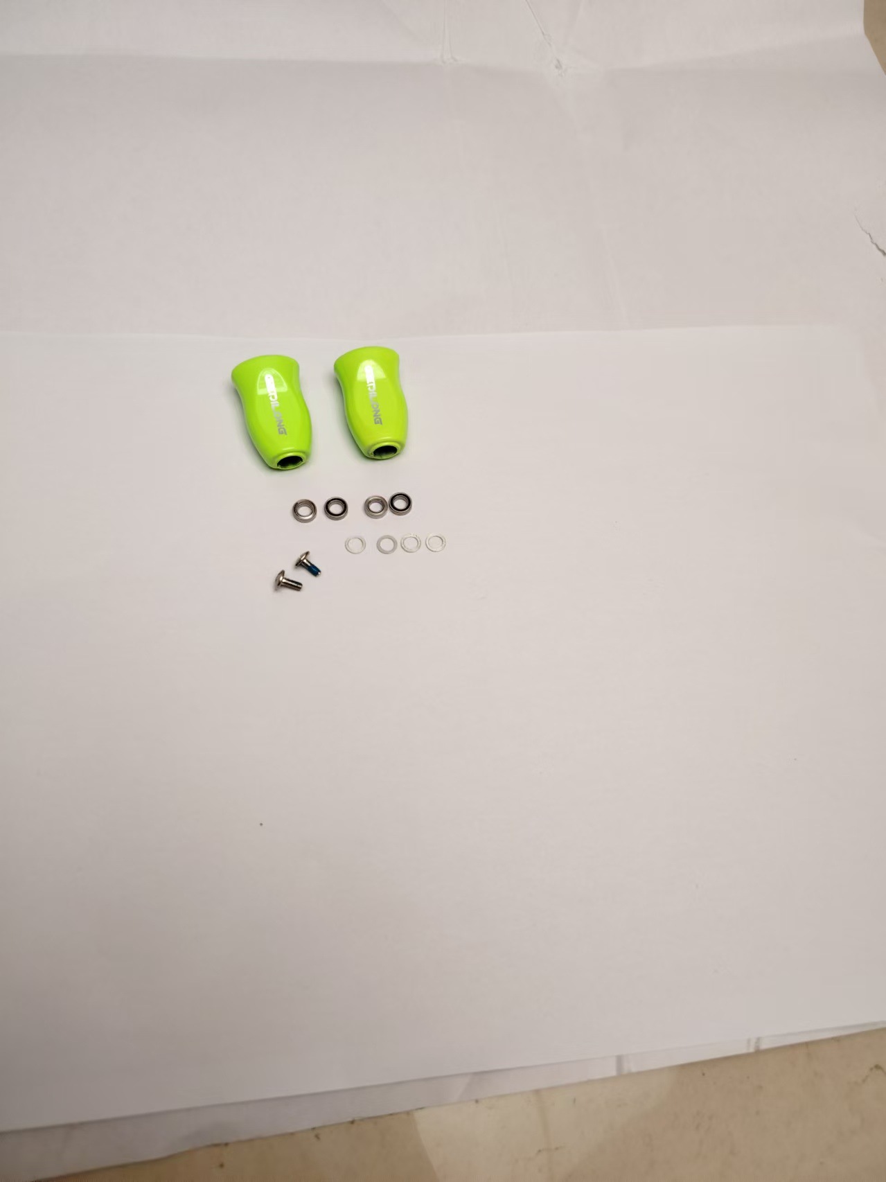 2 fluorescent green grip pills + 4 free bearings + 4 spacers