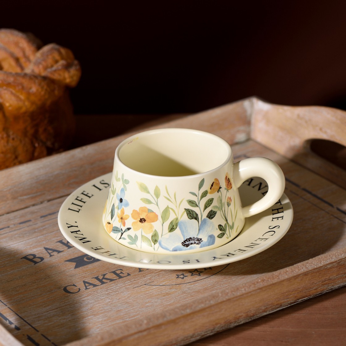 Luz lujosa francesa romántica pequeña flor de cerámica taza de café plato casual té de la tarde café nuevo conjunto de tazas de agua de porcelana hueso