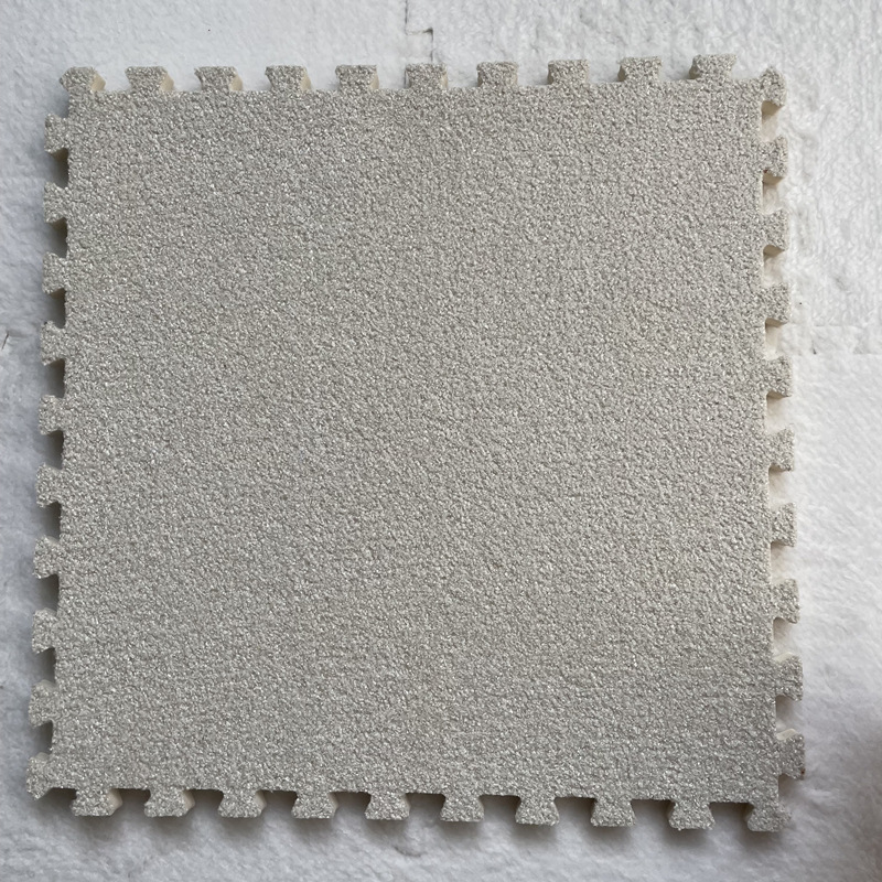 アリの絨毯をつなぎ合わせて、毛の絨毯の泡のマットを敷きます。