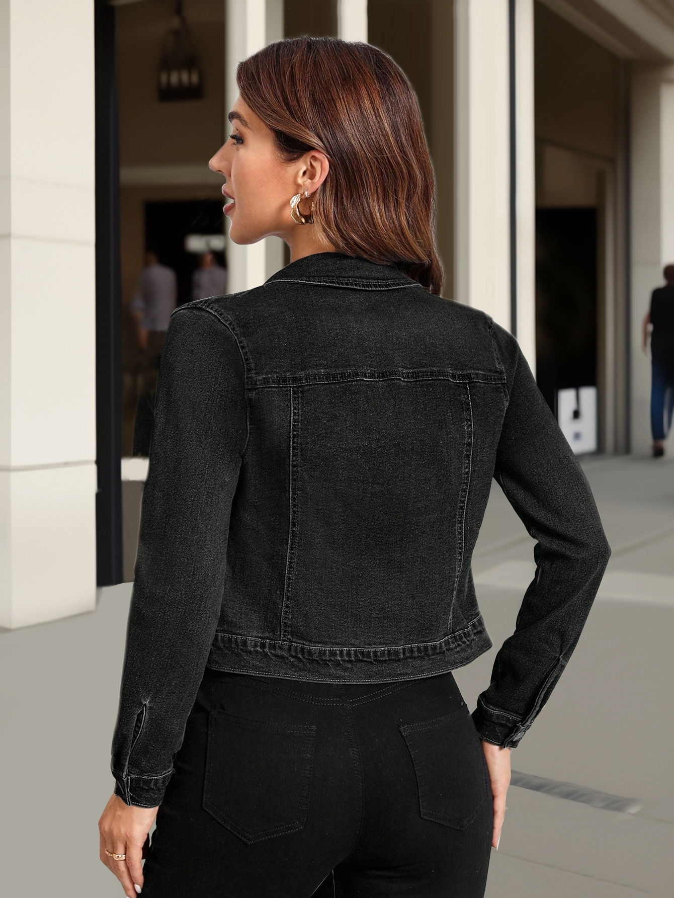 Dam denimjacka i retro stil tvättad kort och figursydd_voghion.com