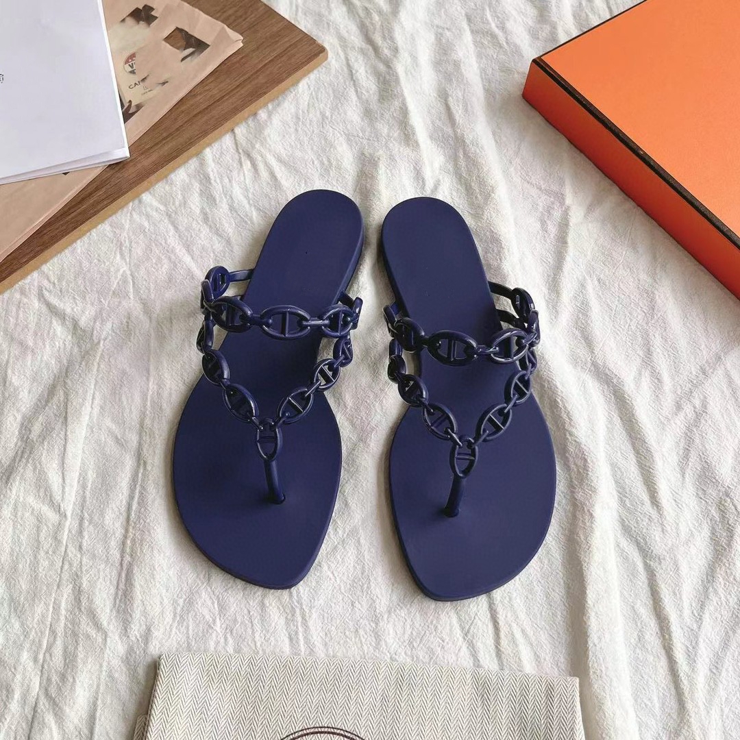 2024 nueva nariz de cerdo plana fuera de la cadena de vacaciones de playa de estilo europeo y americano zapatillas de zapatillas de mujer