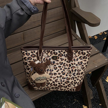 高级感时尚豹纹包包2025新款大容量通勤女士单肩包手提托特水桶包