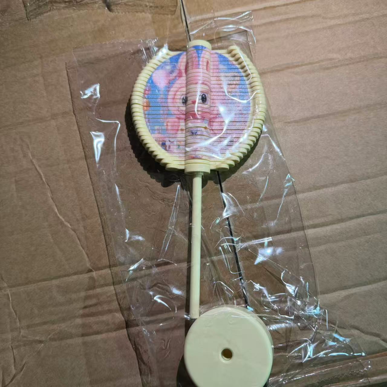 回転京劇の顔の譜の震える音の同じタイプの手はスパイラルの木のロリポップのABSの材質を揺らします。