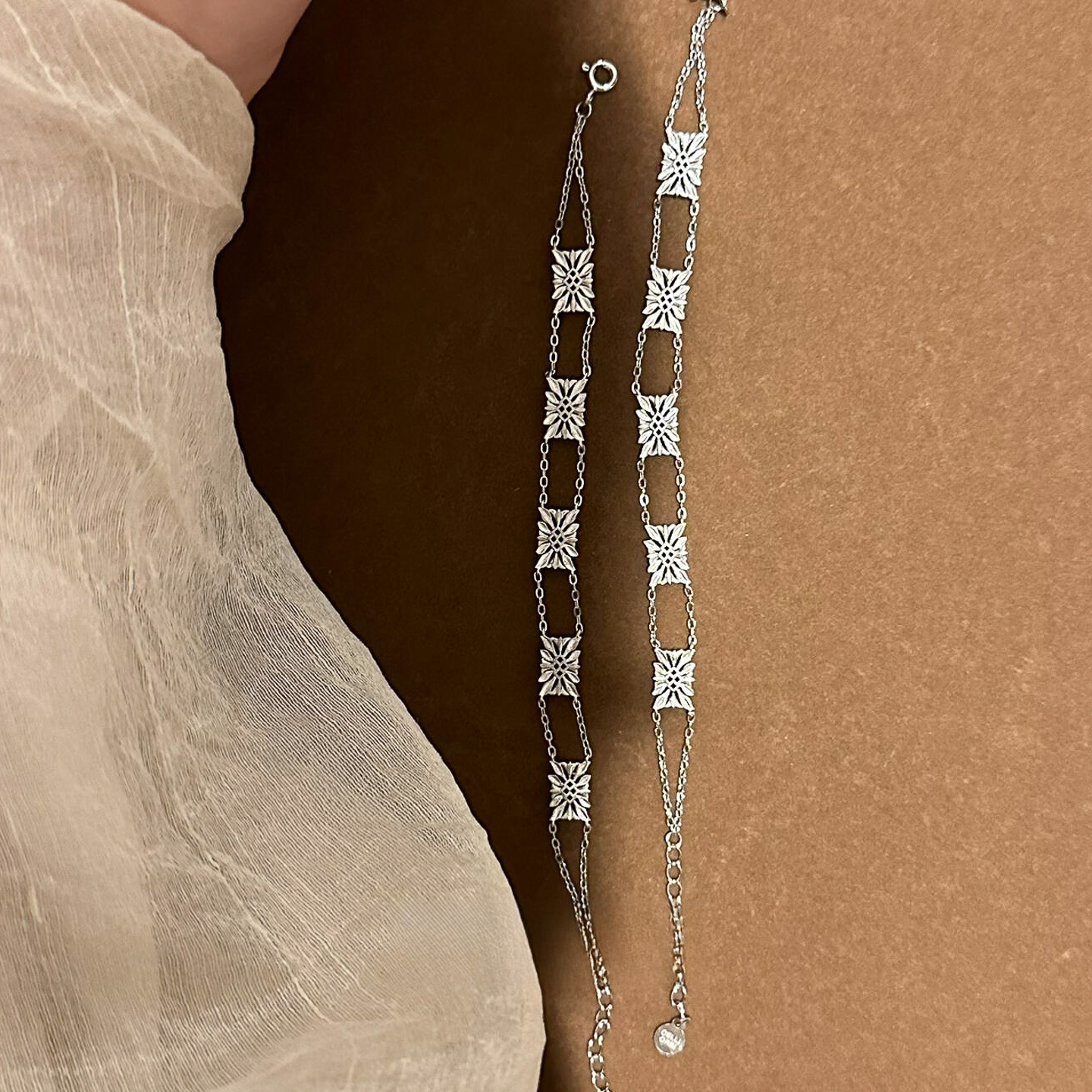 Bracelet rétro européen et américain à double face avec fleurs creuses, léger, luxueux, haut de gamme, design tendance, bijoux en gros_voghion.com