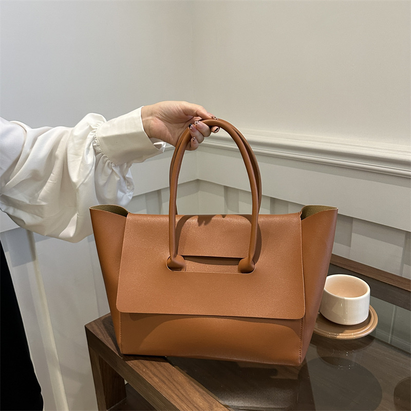 Nuevo diseño de color sólido portátil de un solo hombro fresco 2024 temperamento de otoño e invierno axilas retro de gran capacidad bolso Tott