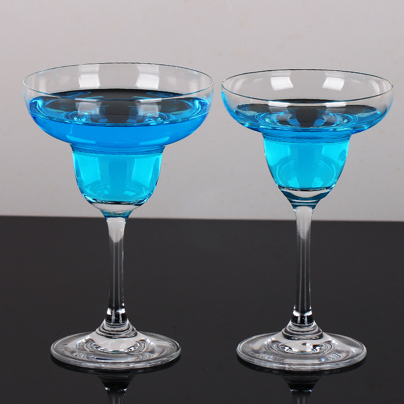 Venta directa de fábrica Copa de cóctel Margaret elegante Copa triangular tridimensional Copa de cóctel de cristal de hotel