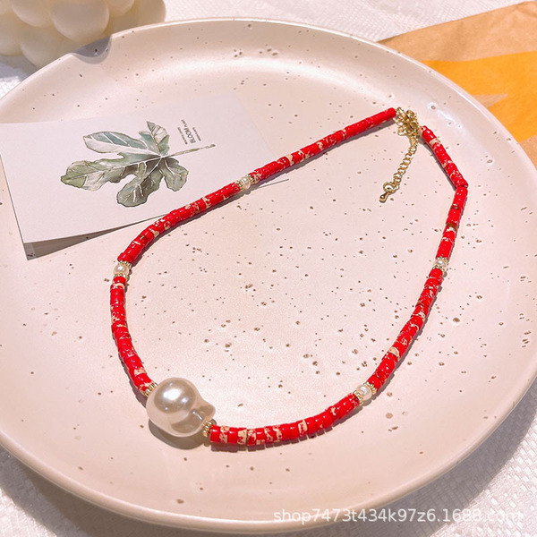 Design retro necklace from pearl