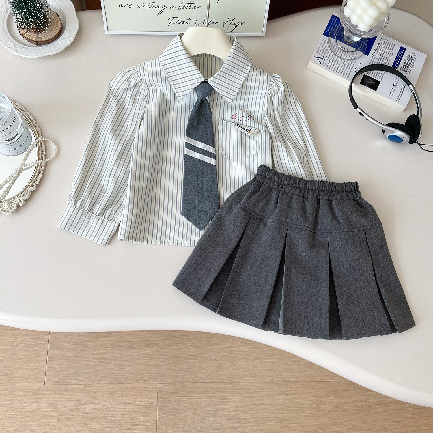 Mädchen Set Aus Gestreiftem Hemd Und Faltenrock Für Die Schule_voghion.com